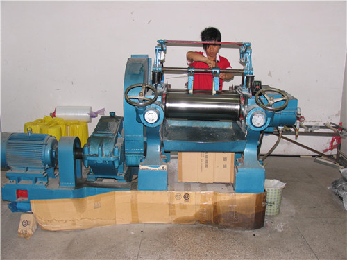 Raw material mixing machine